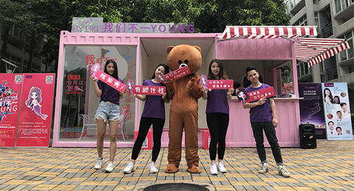 Pubblicità personalizzata e servizio di consulenza per la casa dei container rosa